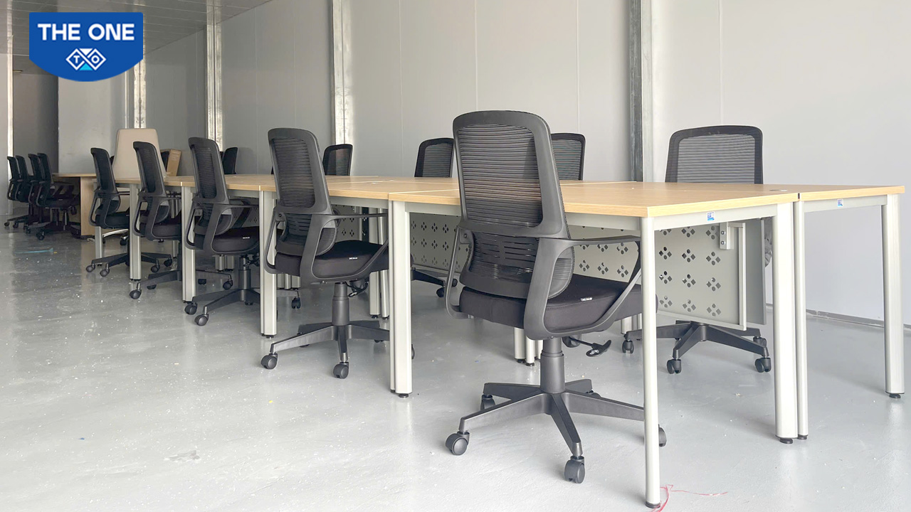 Hình ảnh thực tế bàn làm việc chân sắt Oval ROYAL HR120SC7