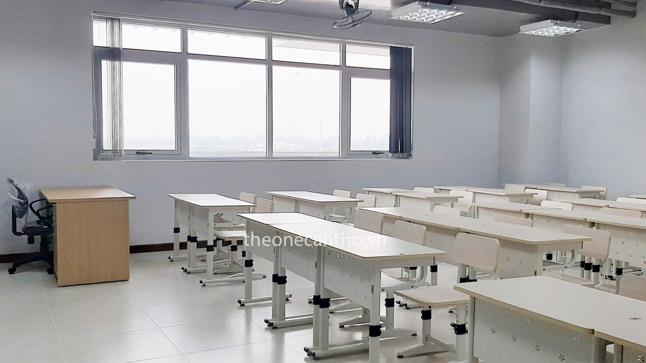 Bàn ghế học sinh tại trung tâm.