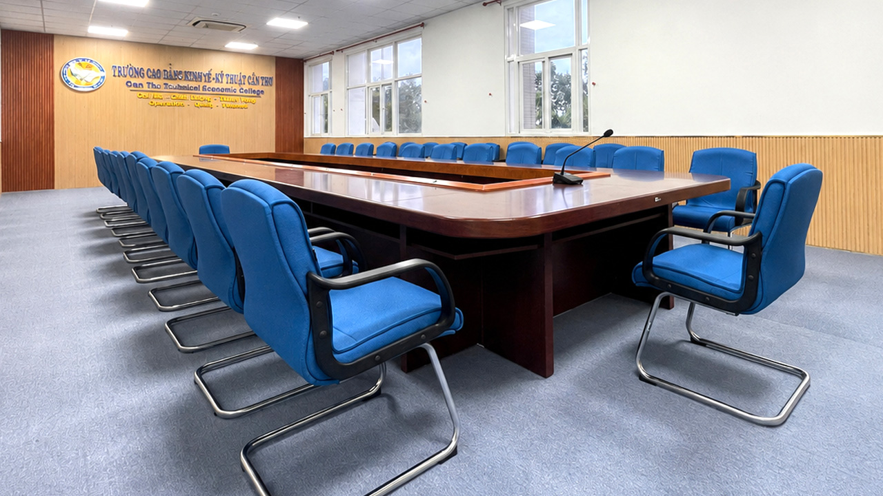 Bàn ghế họp tại phòng họp trực tuyến Trường Cao Đẳng Kinh Tế Kỹ Thuật Cần Thơ.