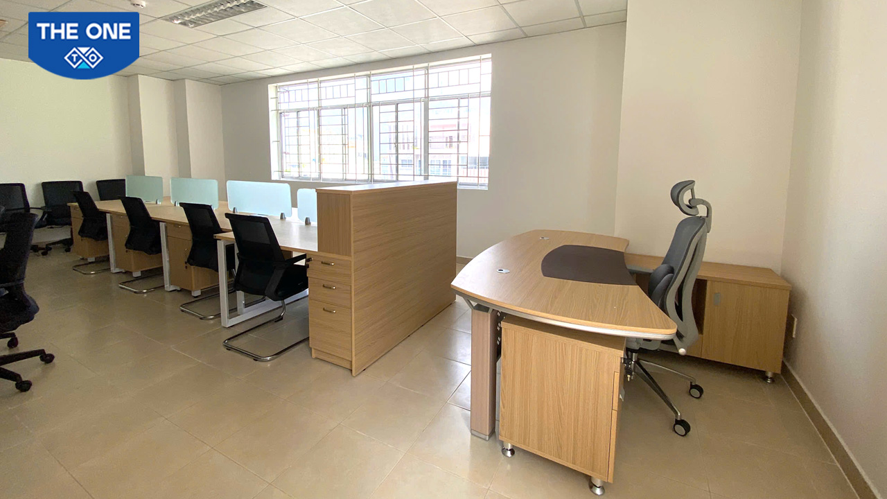 Vị trí làm việc lãnh đạo vẫn đảm bảo được sự trang trọng và tầm nhìn bao quát toàn bộ văn phòng.