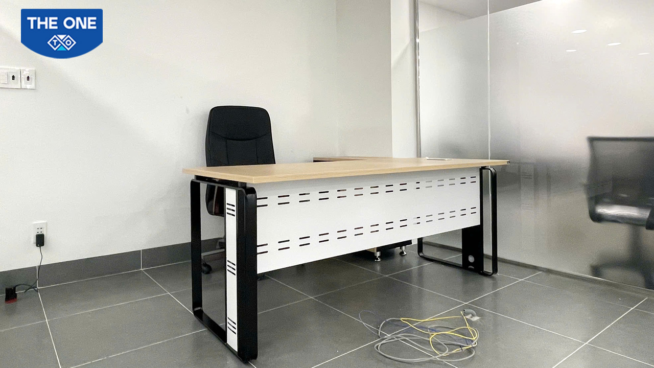 Bàn Trưởng Phòng ROYAL HRP180C14 với thiết kế hiện đại.