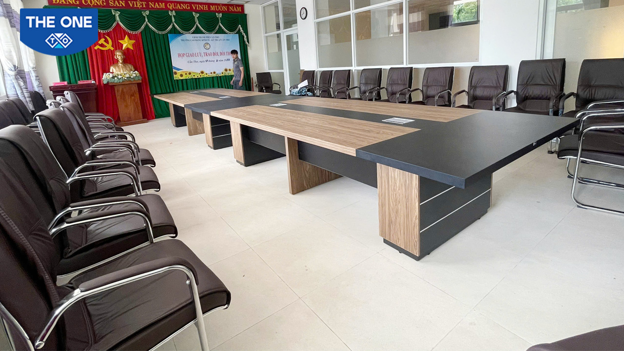 Bàn và ghế họp chân quỳ được trang bị cho phòng họp ban giám hiệu của trường.