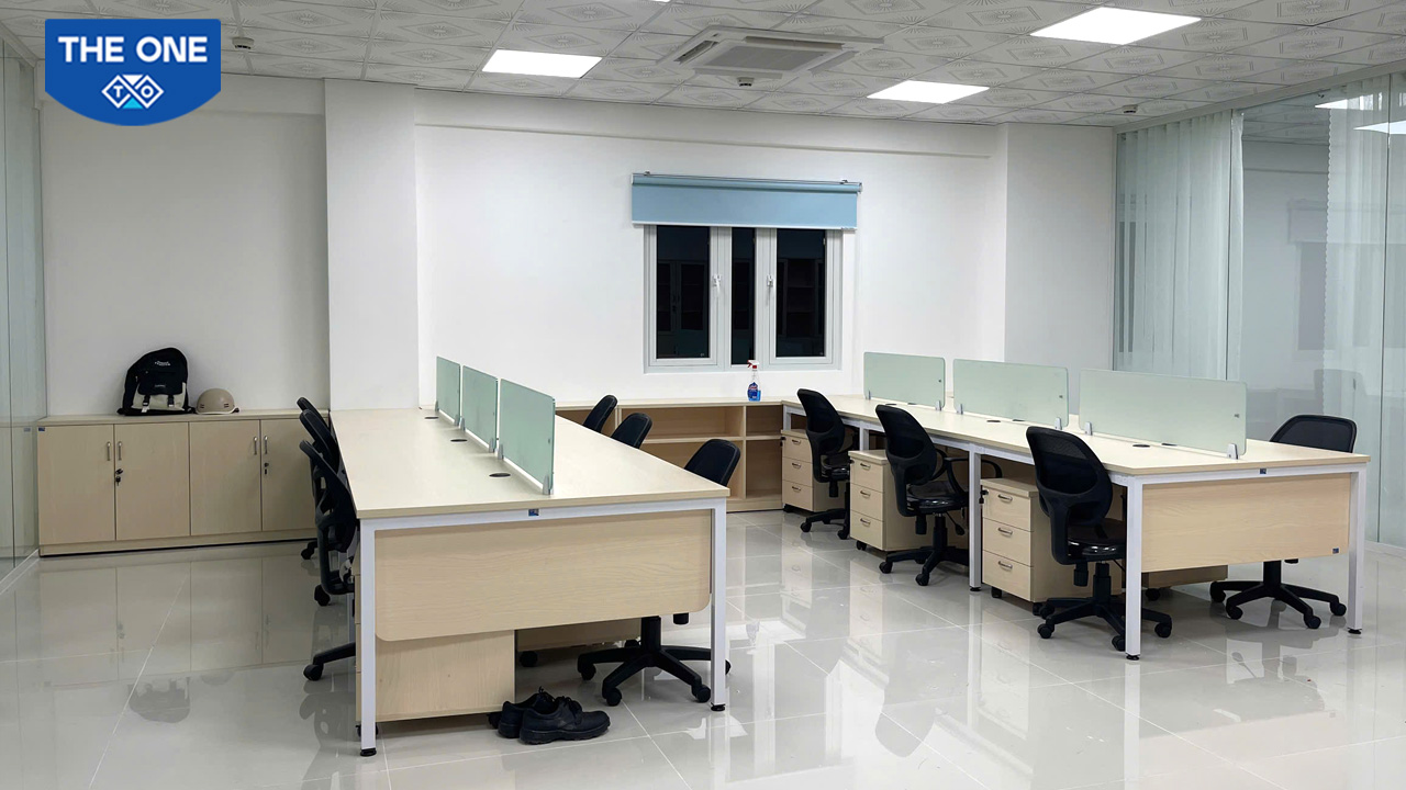 Ghế lưới nhân viên trong văn phòng làm việc đầy sinh khí.