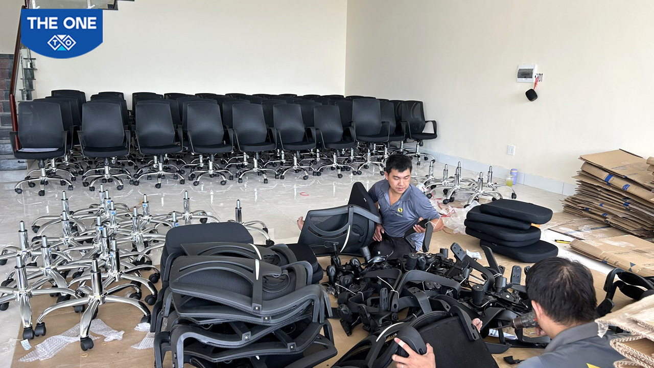 Quá trình lắp đặt ghế xoay lưới nhân viên tại nhà máy Minh Phú Cà Mau.
