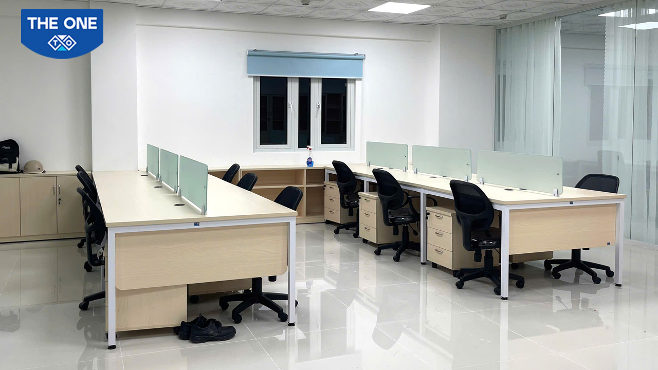 Hình ảnh thực tế văn phòng làm việc với cụm bàn chân sắt.