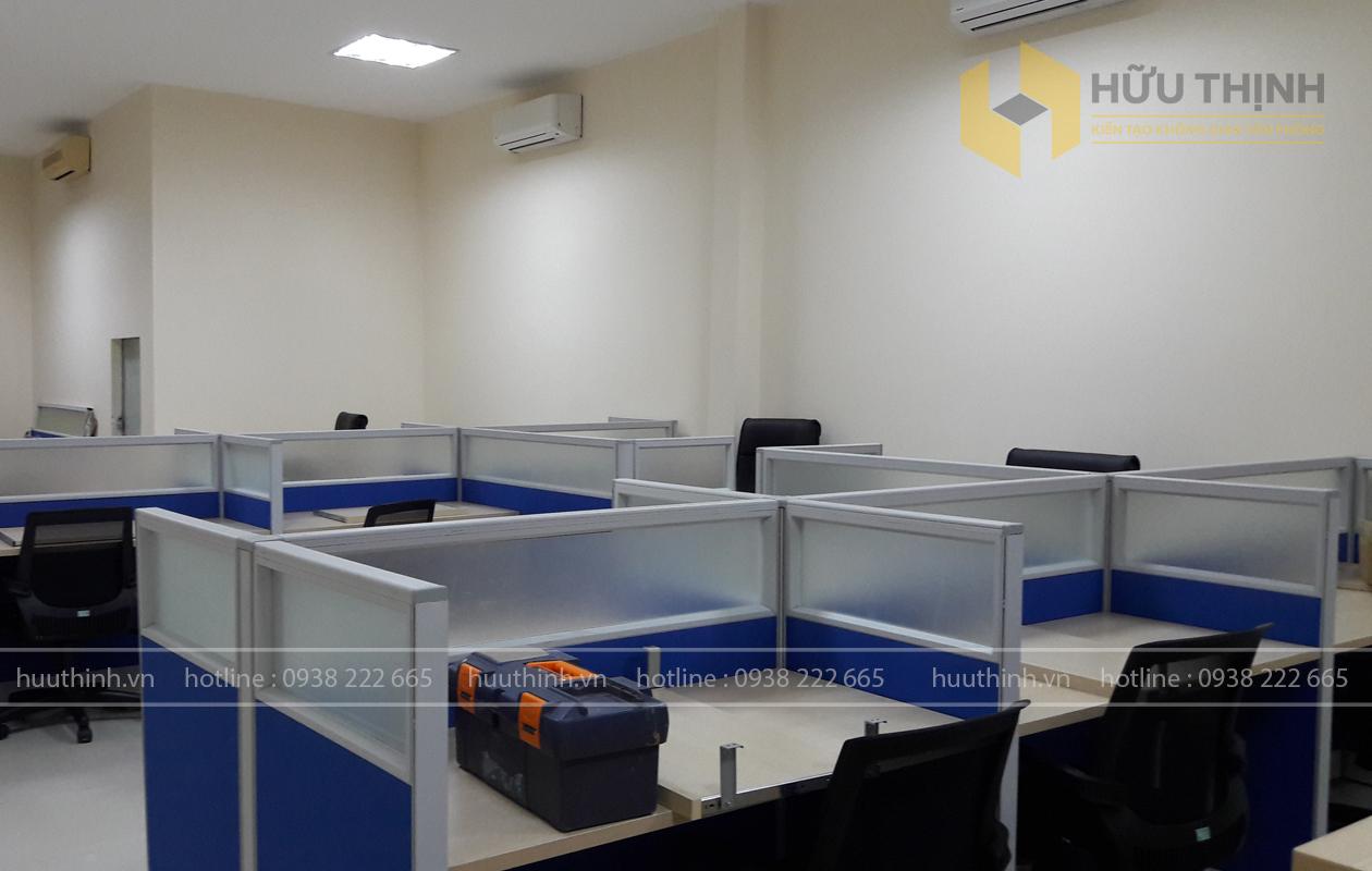 Văn phòng làm việc sử dụng vách ngăn khung nhôm.