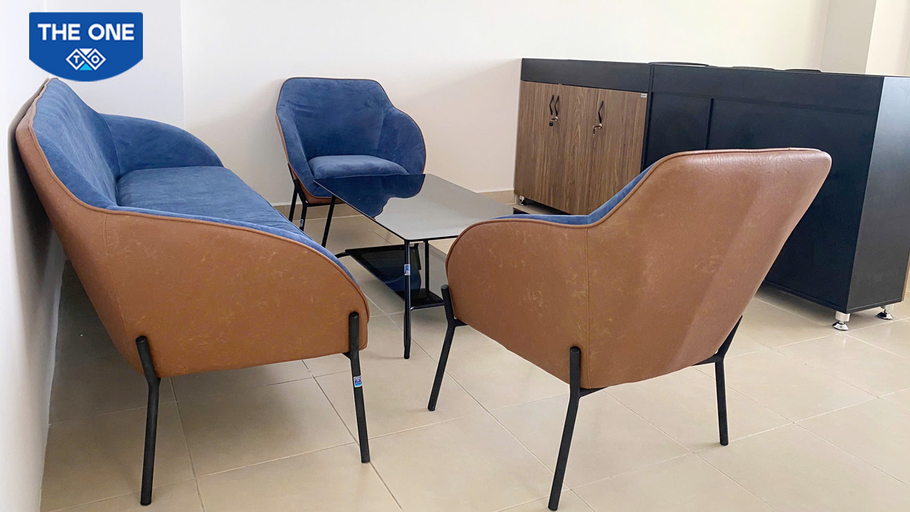 Khu vực tiếp khách được phân tách với khu vực làm việc với hệ tủ văn phòng có thiết kế để cây xanh bên trên.