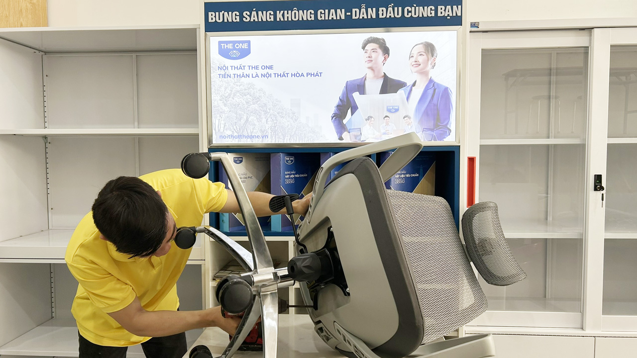 Thao tác sửa ghế văn phòng.